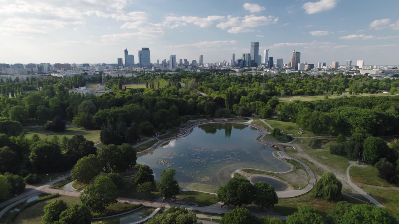 horizonte de varsovia en un hermoso parque verde con estanque de agua, vista aérea