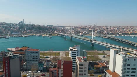 Toma-Aérea-De-Drones-En-Movimiento-Hacia-Adelante-Del-Puente-Ferroviario-Y-El-Puente-De-Carretera-En-Estambul,-Turquía