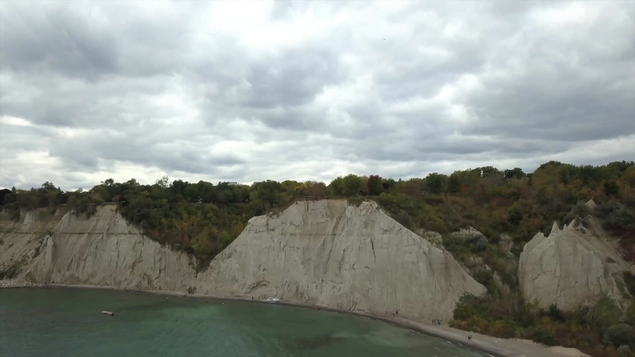 clip aéreo del acantilado de roca de scarborough bluffs en canadá, lago ontario