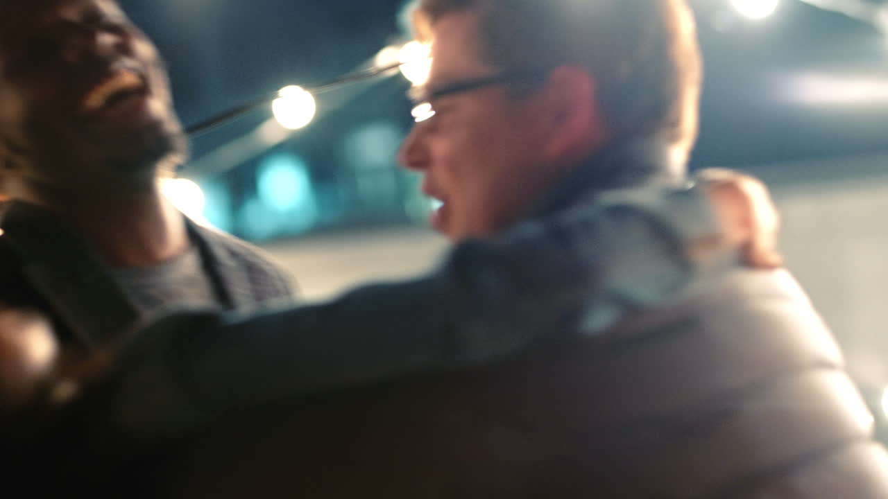 Festa, ballo e amici che trasportano una donna che si diverte