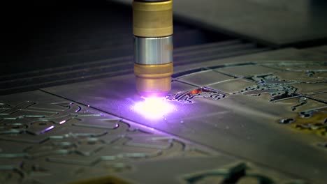 corte por plasma láser cnc de metal, tecnología industrial moderna.
