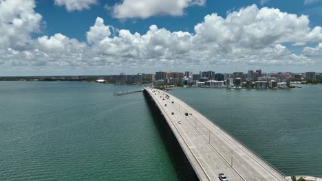 reversión aérea de la revelación del puente sobre la bahía de tampa