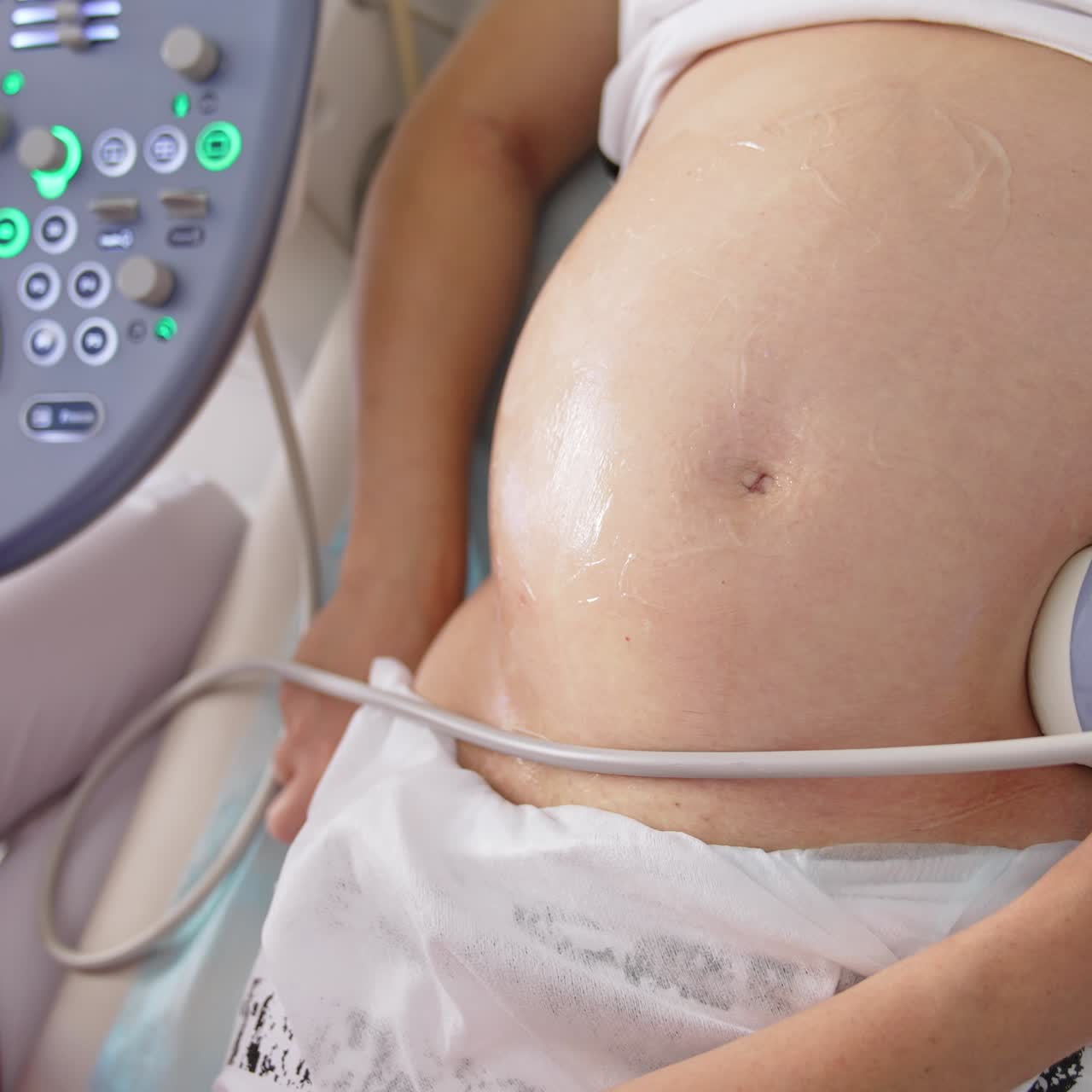 Donna incinta sottoposta a ecografia 4D. Gravidanza e concetto di assistenza sanitaria. Screening prenatale