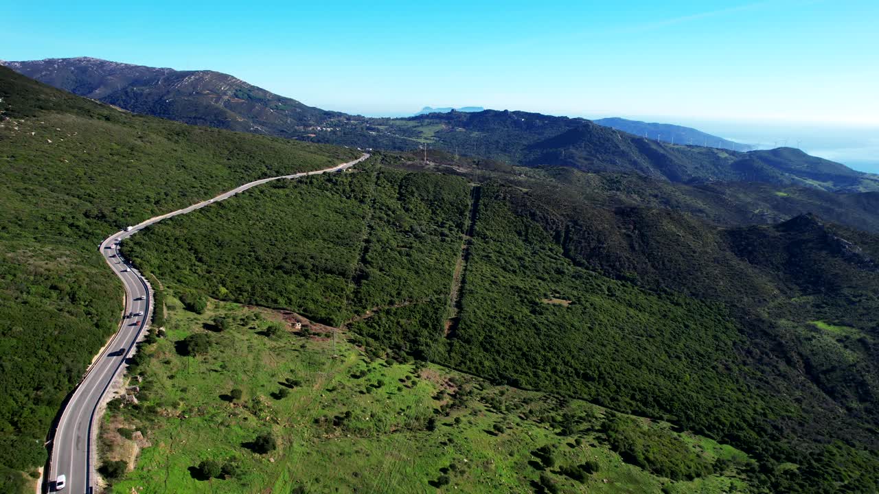 vista estática de la sinuosa carretera por las verdes montañas del estrecho de gibraltar españa