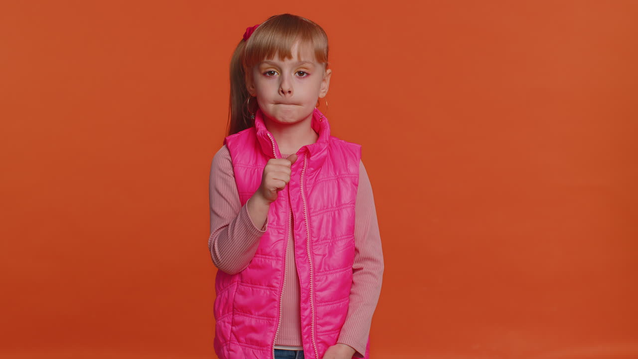 asustada asustada niña cerrando la boca gestos no, negándose a decir terrible secreto, la verdad