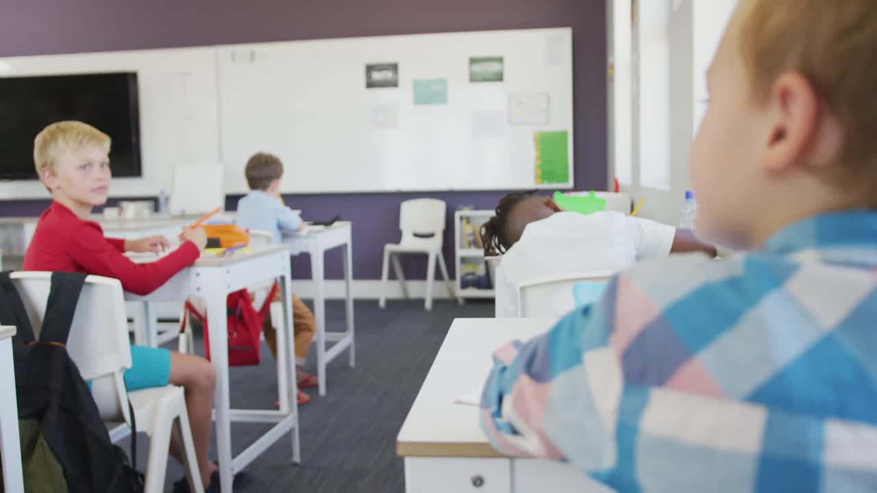 video de niños caucásicos felices hablando durante las lecciones