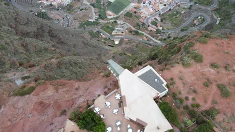 Aerial-view-of-a-restaurant-on-a-clifftop-mountain-with-amazing-ocean-views-in-Abrante,-La-Gomera