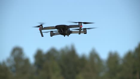 drone policial girando en el aire