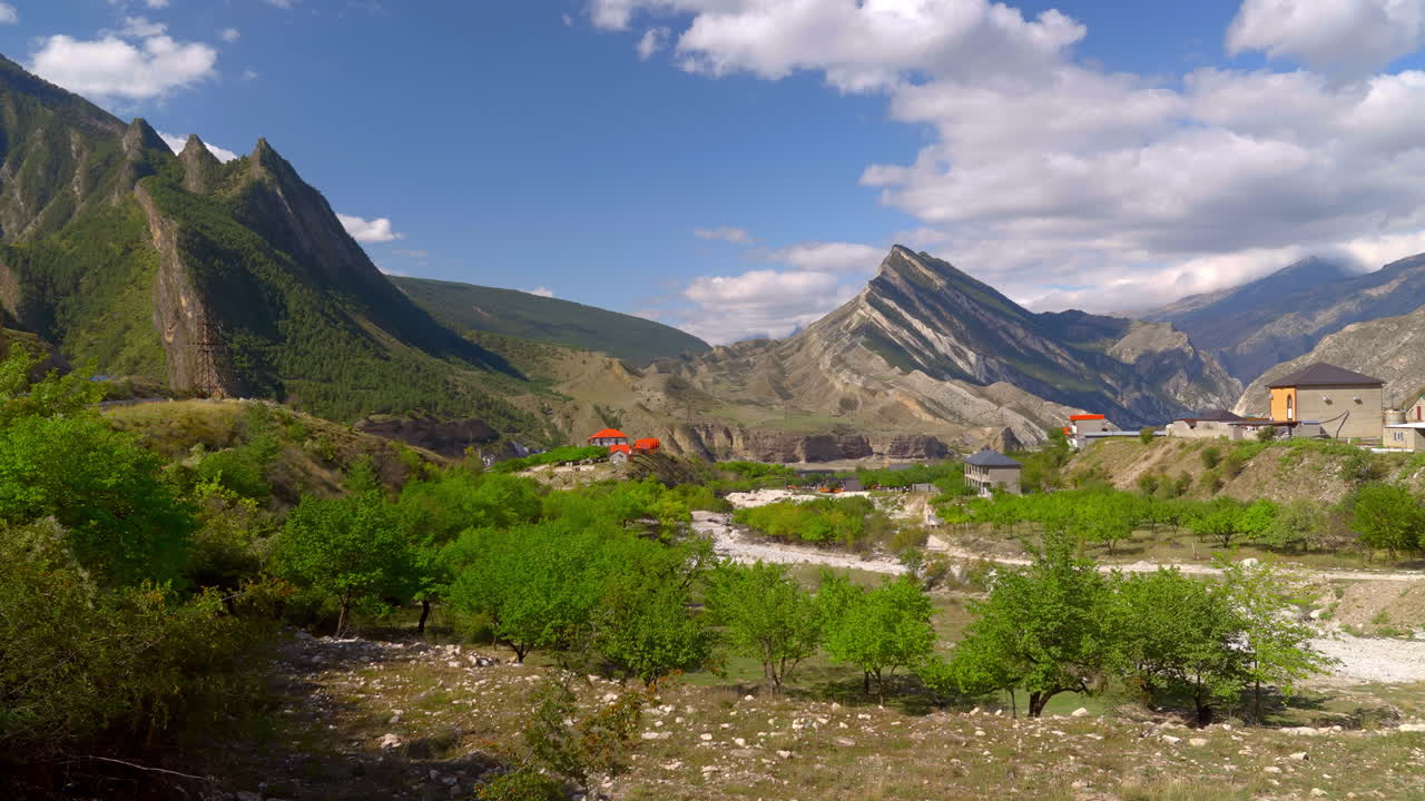 Maalauksellinen vuoristokylän maisema