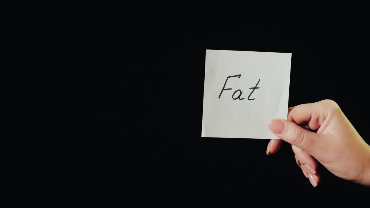 남자는 비문 지방으로 종이를 태운다