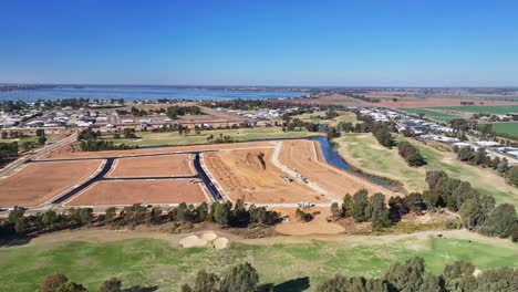 Wohnsiedlung-über-Golfplatz-Zur-Neuen-Stufe-Des-Anwesens-Und-Dem-See-Dahinter