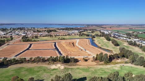finca residencial sobre el campo de golf a la nueva etapa de la finca y el lago más allá