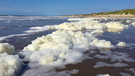 Enormes-Montañas-De-Contaminación-En-Forma-De-Escoria-Amarilla-Sucia-Se-Lavan-En-La-Playa