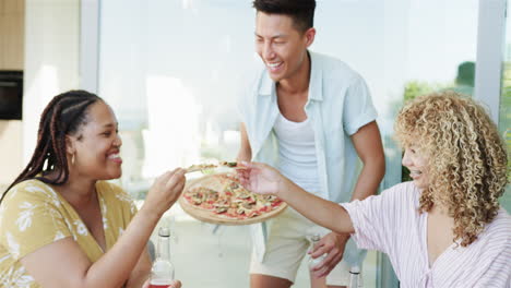 amigos diversos disfrutan de una comida juntos en casa