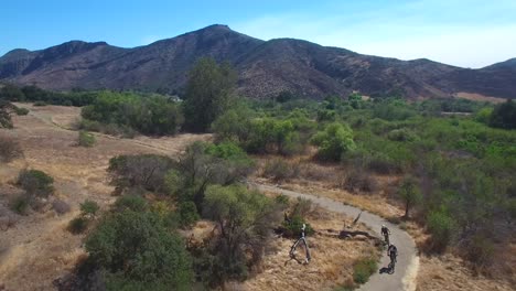 Buena-Antena-Siguiendo-A-Dos-Ciclistas-De-Montaña-En-Las-Montañas-De-California-2