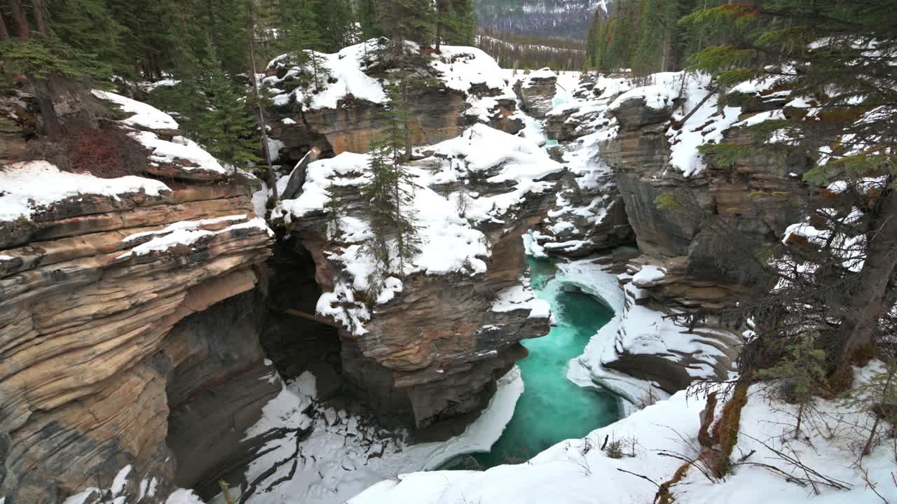 agua azul corriendo en el cañón con cascadas congeladas