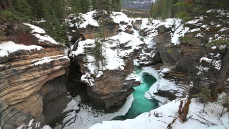 Blaues-Wasser-Fließt-Im-Canyon-Mit-Gefrorenen-Wasserfällen