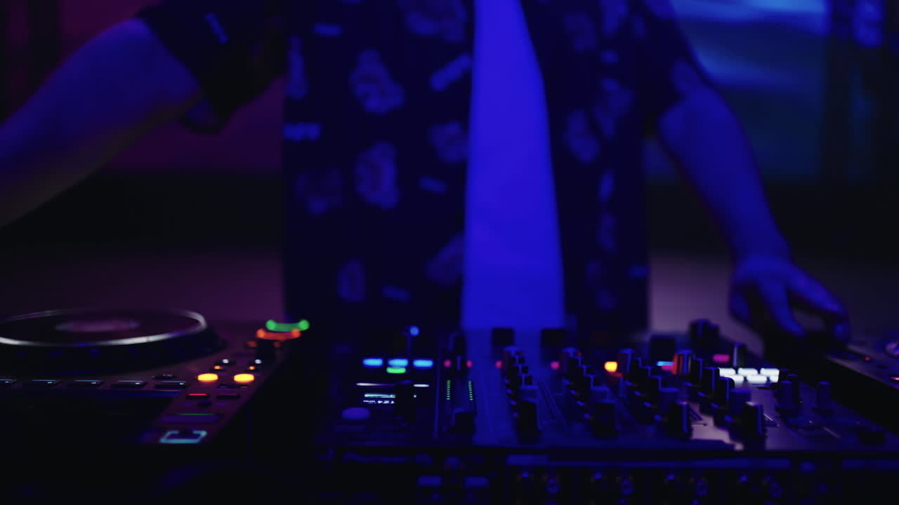 dj actuando en un club nocturno