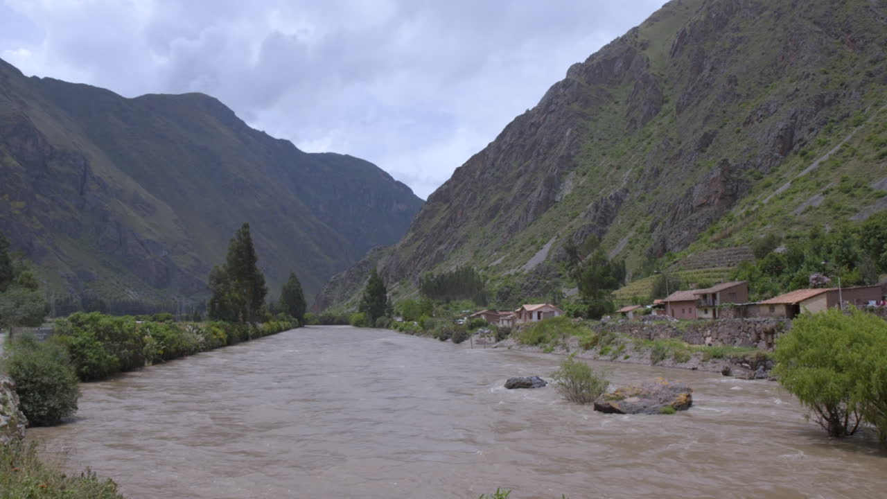 el río urubamba y las montañas circundantes en el valle sagrado, cusco, perú