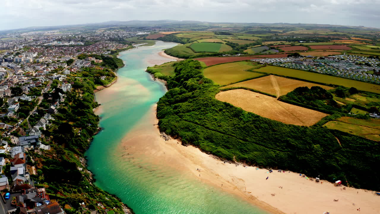 영국 코른월의 해안 도시 뉴 위에서 드론이 아졌다.