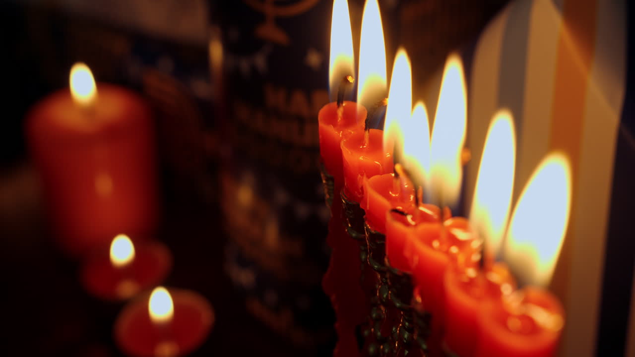 Candele della Menorah accese che brillano per la celebrazione di Hanukkah.