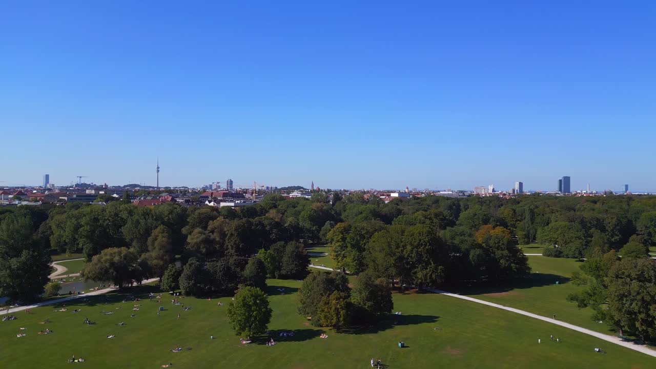 perfecta vista aérea de arriba vuelo jardín inglés de múnich alemania bávaro, verano cielo azul soleado día 23