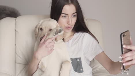 chica se toma selfie con su lindo labrador beige