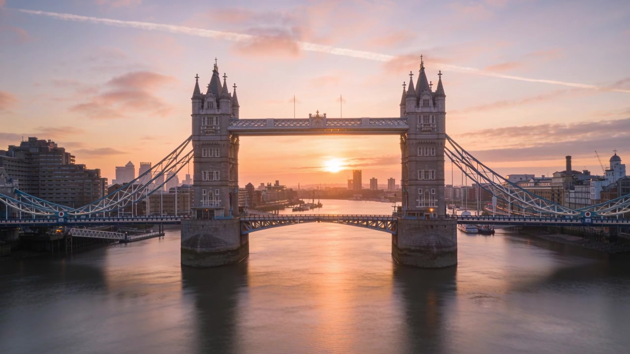 Câmera filmando a Tower Bridge, mostrando o sol baixo no horizonte movendo-se sobre o Tâmisa com um rastro de condensação