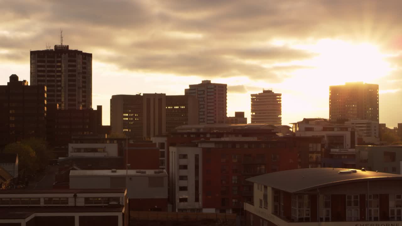18 de noviembre de 2016, birmingham, reino unido: el horizonte de la ciudad de birmingham al atardecer