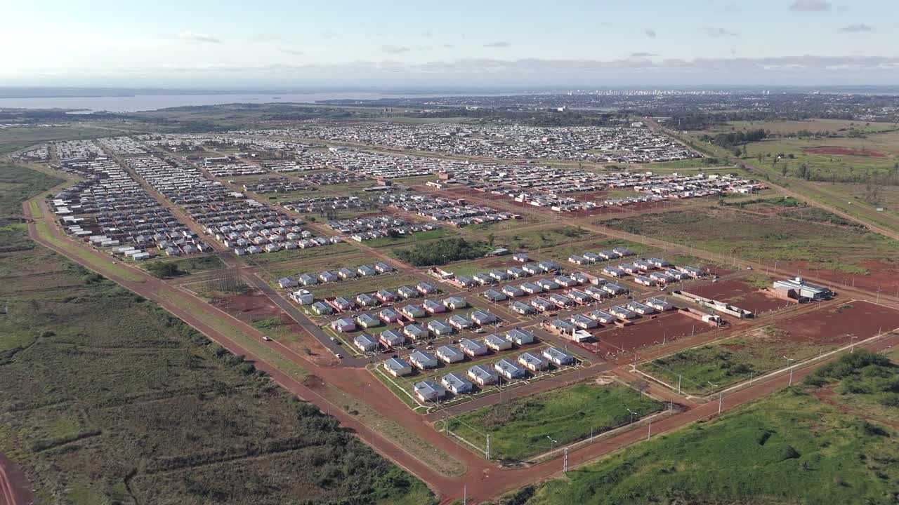 아르헨티나의 포사다스 (misias) 에 있는 넓은 이타임베 구아즈 (itaembe guazu) 동네의 파노라마 뷰