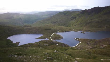 Vistas-Al-Lago-De-Bretaña-Lago-Bretaña-En-El-Parque-Nacional-De-Snowdonia,-Gales