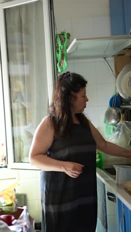 mujer haciendo tareas domésticas en una cocina