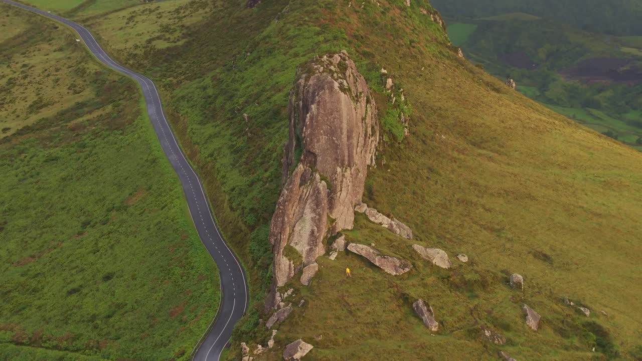 Vista aerea di un suggestivo punto panoramico roccioso a Rocha dos Frades, bagnato dalla luce soffusa dell'alba a Flores, Azzorre