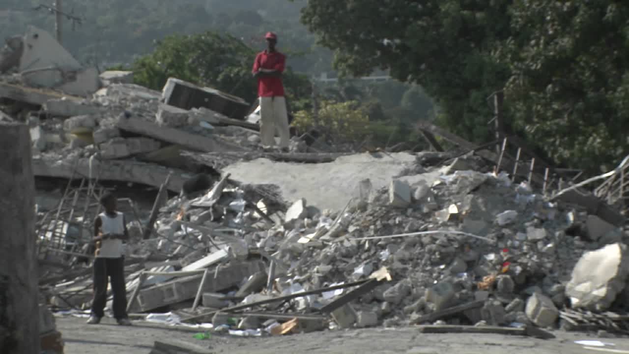 la gente busca entre los escombros tras el terremoto de haití