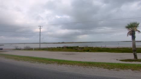 pov mientras conduce pasando por pequeñas islas de escombros en la parte superior de la laguna madre y hacia la calzada conmemorativa de kennedy cerca de corpus chrisi texas