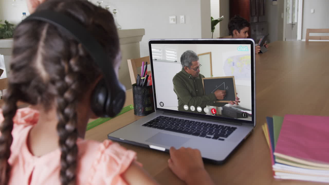 composición de una estudiante biracial en una computadora portátil aprendiendo en línea con un maestro biracial