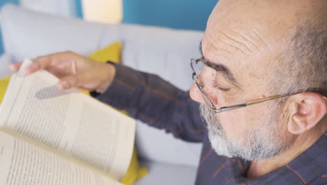 Alter-Mann-Mit-Brille,-Der-Ein-Buch-Liest.