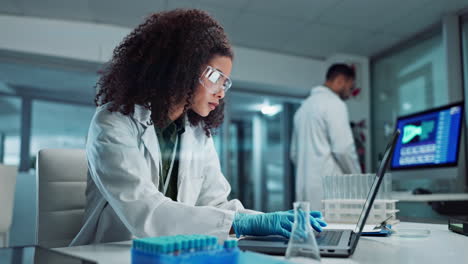 científico que trabaja en un laboratorio
