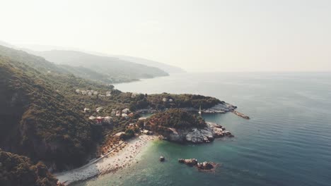 disparo de drones desde la playa de damouchari en pelion grecia