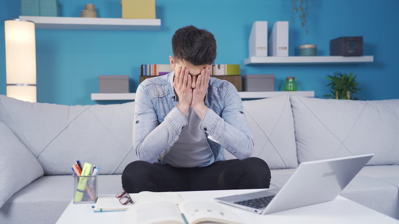 un joven emocionalmente cansado y agotado llorando y enojándose.