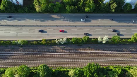 Dreispurige-Autobahn,-Eisenbahnschienen,-U-Bahn,-S-Bahn