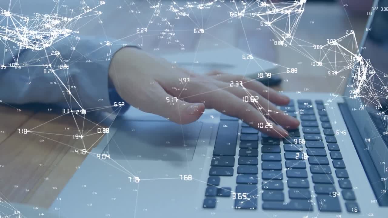 노트북을 사용하는 여성을 통해 연결 네트워크와 함께 지구의 애니메이션