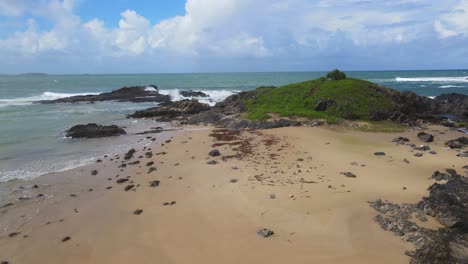 Fliegen-über-Der-Felsigen-Küste-Am-Strand-Von-Sawtell