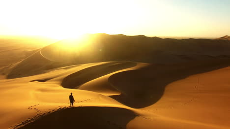 vagando por el desierto al amanecer