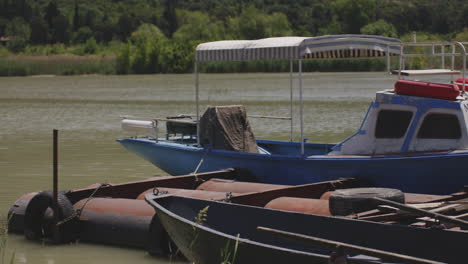 Boats-Docked-On-The-Mtkvari-Riverside-In-Mtskheta,-Georgia