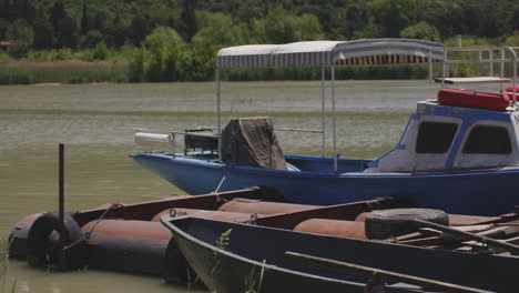 barcos atracados en la orilla del río mtkvari en mtskheta, georgia