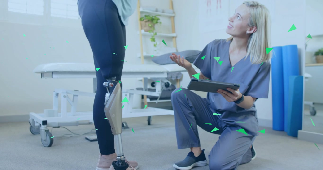 Terapista inginocchiato con tablet che controlla gli appunti e allinea l'articolazione del ginocchio, testando la stabilità della protesi.
