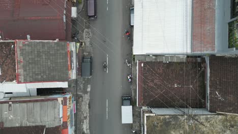 Drone-Aéreo-Disparado-Sobre-Una-Calle-En-Indonesia-Pandaan-Pasuran-Día-Nublado