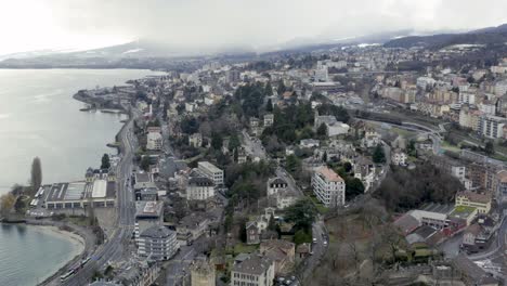 Das-Romantische-Dorf-Neuenburg-Am-Schönen-See-Während-Der-Wintersaison-In-Der-Schweizer-Alpenlandschaft,-Schweiz,-Europa