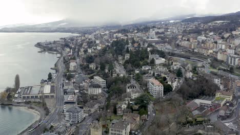 el romántico pueblo de neuchâtel ubicado en el hermoso lago durante la temporada de invierno en el paisaje alpino suizo, suiza, europa
